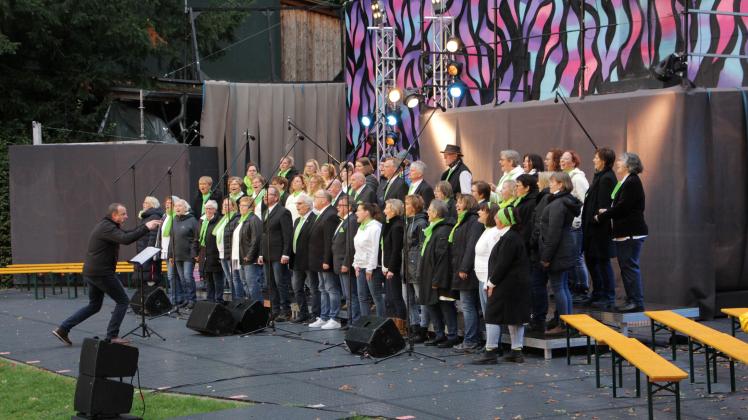Der Gemischte Chor Harderberg feierte sein Jubiläum auf der Waldbühne Kloster Oesede.
