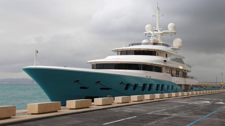 72,5 Meter lange Superyacht AXIOMA am Kai im Hafen von Gibraltar. Die von Dunya Yachts unter dem Namen RED SQUARE gebau