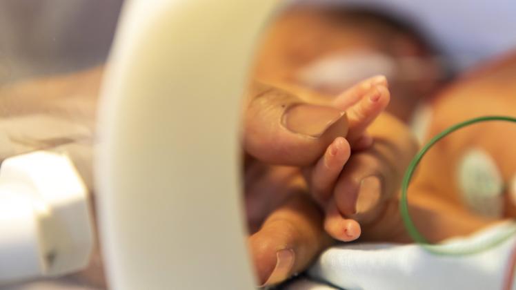 Frühgeborenenstation in einem Krankenhaus Neonatologische Abteilung Frühchen in einem Brutkasten