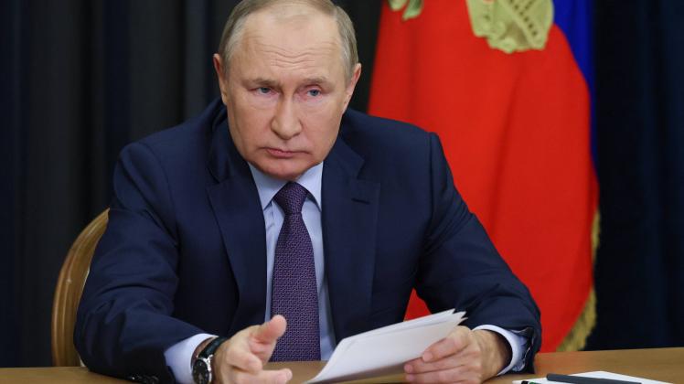 SOCHI, RUSSIA - SEPTEMBER 27, 2022: Russia s President Vladimir Putin is seen in his office in the Bocharov Ruchei resid