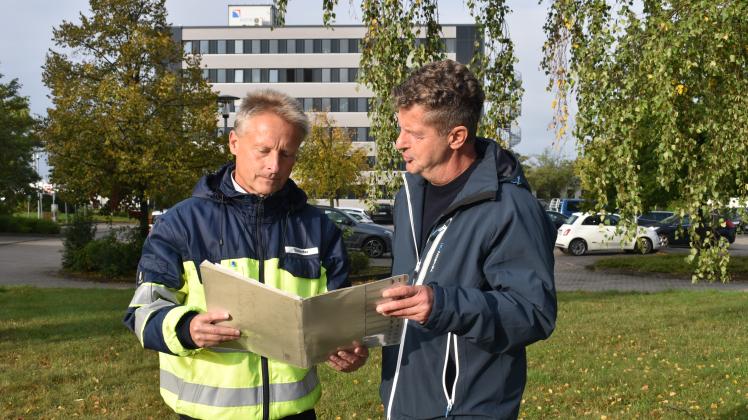 Planen ein neues Bürozentrum mitten im Rostocker Überseehafen: Projektmanager Frank Schneider (l.) und Christian Hardt von Rostock Port.