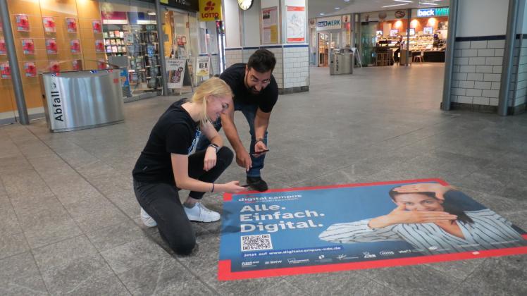 Werbebanner für digitale Lernplatt im Bahnhof Delmenhorst