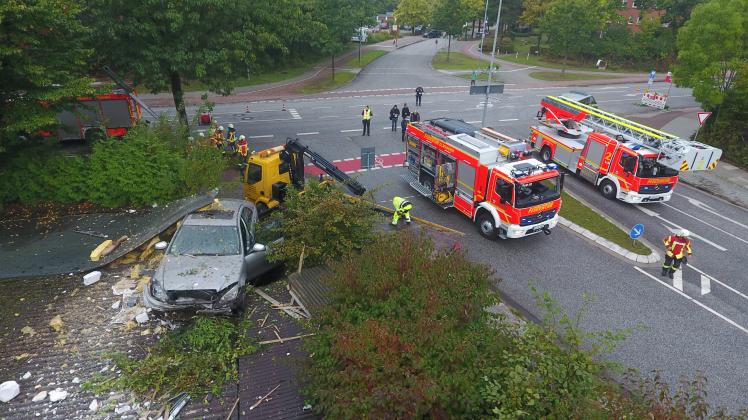 Unfall Adenauerdamm Mercedes Carport-Dach Elmshorn