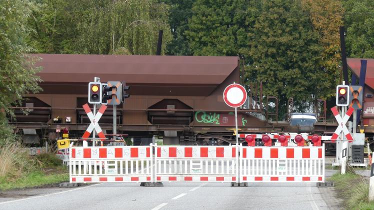 Die Bahnübergänge Am Altendeich (Foto) und An der Bahn/Borsflether Mühle bleiben noch bis Freitagabend, 30. September, 19 Uhr gesperrt.