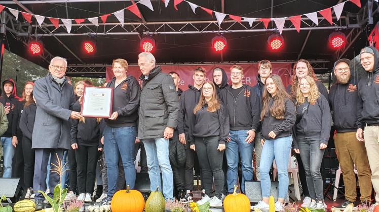 8000 Kinder betreuten Bersenbrücker Zeltlagerteams in 50 Jahren. Das aktuelle Team erhielt dafür die Ehrenurkunde der Stadt.