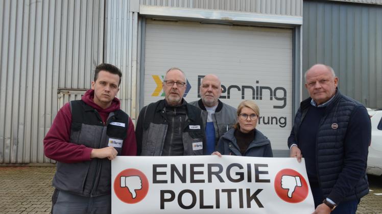 Was sie von der aktuellen Energiepolitik halten, machen Beschäftigte des Lackierbetriebes Berning deutlich (von links): Florian Lake, Andreas Deitert, Berthold Hellmich, Ricarda Langenhorst und Geschäftsführer Werner Rohling.