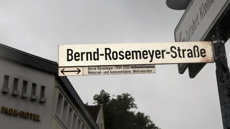 Aufkleber mit dem Schriftzug „SS-Hauptsturmführer“ auf einem Straßenschild der Bernd-Rosemeyer-Straße in Lingen
