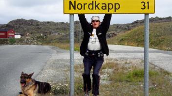 Begleitet von seinem Schäferhund Arthus ist Roland Prokain aus Rostock auch am Nordkap gewesen. Innerhalb von drei Monaten lief er eine Strecke von 5004 Kilometer vom Bosporus (Türkei) bis zum Nordkap (Norwegen). 