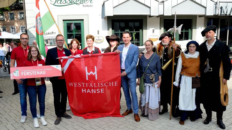Die Delegation aus Fürstenau mit Bürgermeister Ernst Ehmke und Stadtdirektor Mattias Wübbel machte in Attendorn Werbung für die 40. Westfälischen Hansetag 2023 in Fürstenau.