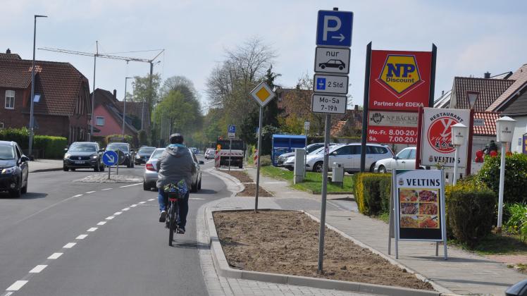 Eng wird es für Radfahrer an der Fußgängerinsel an der Hemker Straße in Höhe des Verbrauchermarktes.