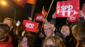 Wurde von den Jusos, der Nachwuchsorganisation der SPD, beim TV-Duell in Hildesheim lautstark empfangen: Ministerpräsident Stephan Weil, SPD-Spitzenkandidat für die Landtagswahl in Niedersachsen am 9. Oktober.