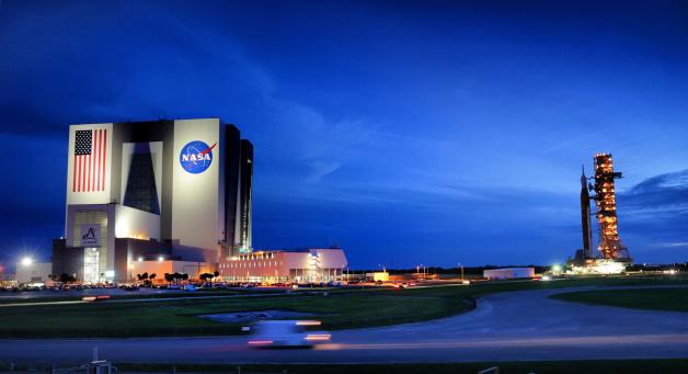Die Rakete wird vor den möglichen Auswirkungen des Hurrikans „Ian“ geschützt und zurück in das Gebäude der NASA gerollt.