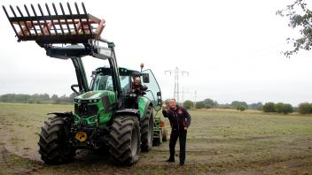 Vor einem Monat fand auf diesem Feld noch das Baltic Open Air statt. Landwirt Gerd Metauge (links) und Veranstalter Daniel Spinler arbeiten eng zusammen, damit Ernte und Veranstaltung gut koordiniert sind.