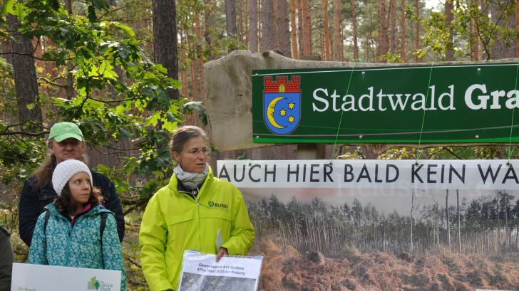 Für den Erhalt des Waldgebietes bei Grabow protestierten am Mittwoch rund 20 Naturschützer.