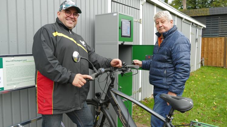 Große Freue bei Bürgermeister Maurice Hübner (links): An der neuen Ladestation in Groß Molzahn können bis zu sechs E-Bikes wie das von Burkhard Scheffel (rechts) gleichzeitig aufgeladen werden