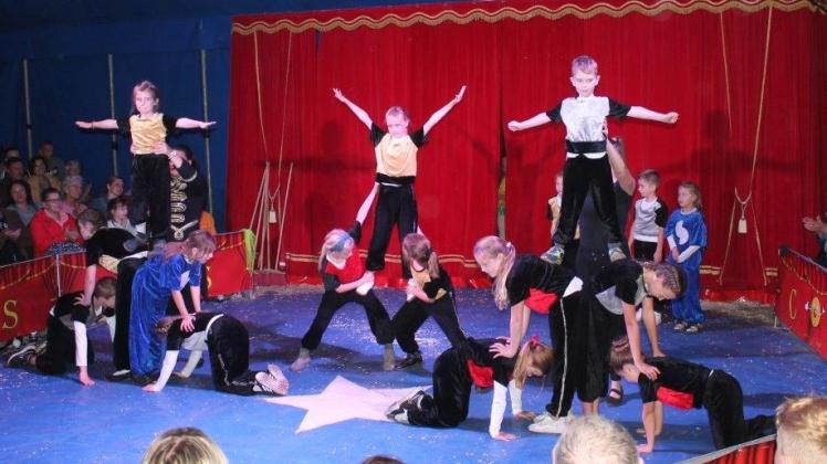 Schüler der Grundschule John Brinckmann wurden im Zirkus Smiley zu lebendigen Pyramiden. 
