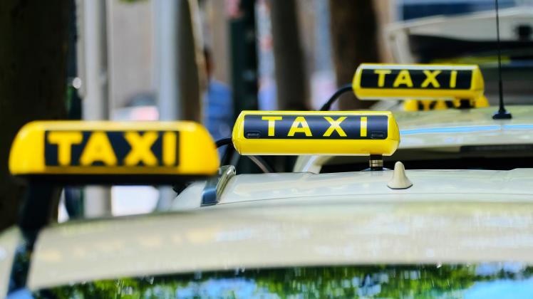 Düsseldorf 02.08.2022 Altstadt Taxi Taxistand Taxischild Leuchtzeichen gelb Taxameter Fahrpreis Fahrpreise Gebührenordn