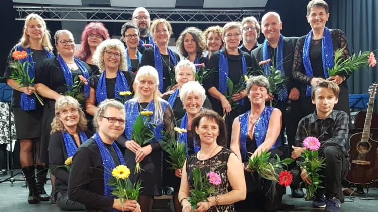 Der Chor „The Kiss of Pop“ singt bei nachgeholter Frauentagsfeier der Gemeinde Göhlen.