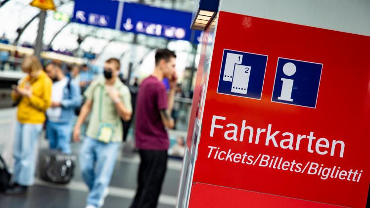 Ticketautomat der VBB am Hauptbahnhof in Berlin am 23. August 2022. Letzte Tage fuer den 9 Euro Ticket *** Ticket vendin