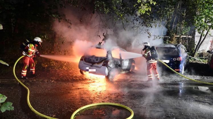 Der Renault Twingo in der Gartenstadt in der Flensburger Neustadt brannte vollständig aus.