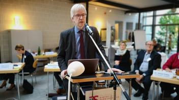 Professor Dr. Jan Hermelink beim Impulsvortrag vor den Synodalen des Kirchenkreises Plön-Segeberg