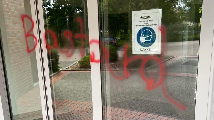 Unbekannte haben in roter Schrift „Bastard“ auf die Glastüren gesprüht. Wohngebiet Krimweg gestoppt Kellinghusen Investor Sönke Struck Wohnungsunternehmen Angriff Vandalismus Rückzug