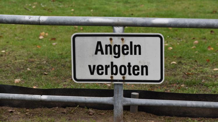 „Angeln verboten“ auf dem Fußballplatz des Rostocker FC. 
 Das nächstgelegene Gewässer ist der anderthalb Kilometer entfernte Biestower Dorfteich… 
