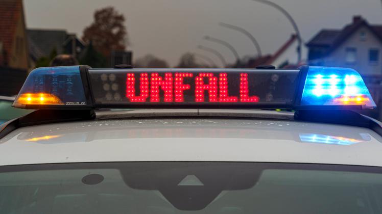Osnabrueck, Deutschland 19. November 2021: Ein Einsatzfahrzeug der Polizei, Streifenwagen, steht mit Blaulicht und dem S