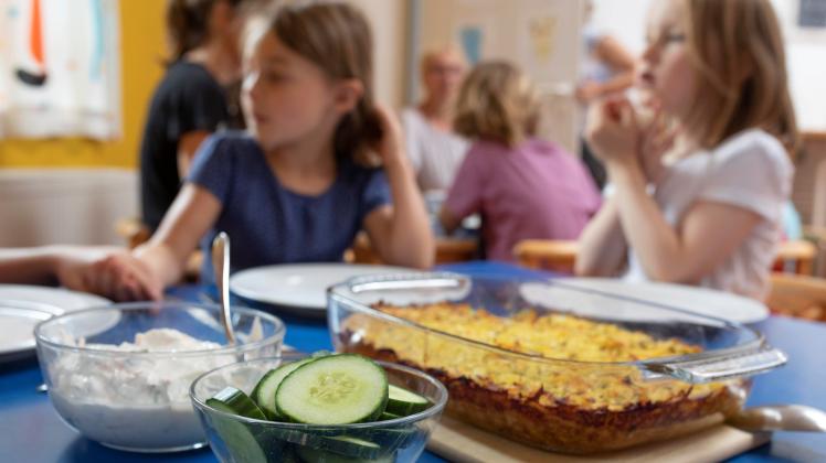Kinder beim Mittagessen im Kindergarten, Köln, Nordrhein-Westfalen, Deutschland, Europa *** Children having lunch in kin