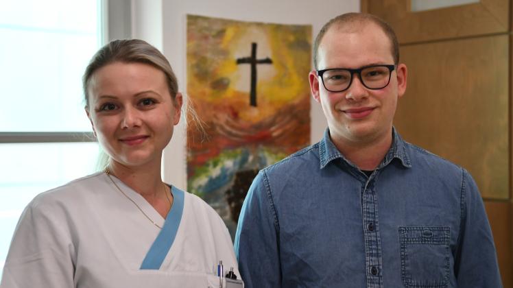 Christina Etschberger und Dennis Harp lieben ihren Beruf als Pfleger. Doch oft werden sie ihren Patienten nicht mehr gerecht. Das muss sich ändern, finden sie.