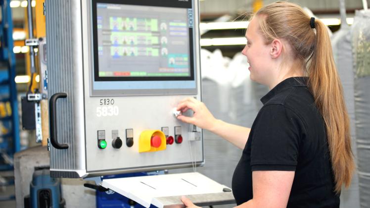 Arbeit an großen Maschinen: Als Verfahrensmechanikerin für Kunststoff- und Kautschuktechnik überwacht und steuert Gina-Marie Nortmann Extrusionsmaschinen für die Herstellung von Hochleistungskunststoffen bei Röchling. 