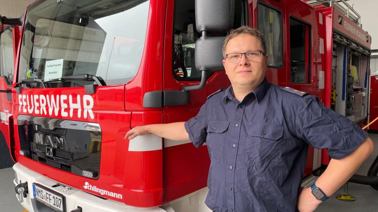 Michael Hahnke ist Feuerwehrmann aus Überzeugung und freut sich auf den Tag der offenen Tür am 3. Oktober.