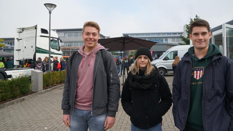 Mika Schür, Pia-Maria Wower und Hendrik Schmidt (von links) informieren sich bei der Berufsinformationsbörse Emsland in Meppen vor allem über technische Berufe. In diesem Bereich hatten sie auf dem Gelände der BBS Meppen viel Auswahl. 