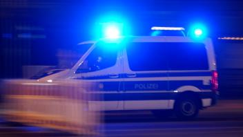 Ein Polizeiauto bei einer Einsatzfahrt mit Blaulicht. (Symbolbild, Themenbild) Berlin, 24.09.2022 *** A police car on a