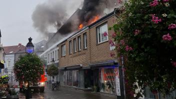 Flammen schlagen aus dem Dachstuhl an der Hindenburgstraße