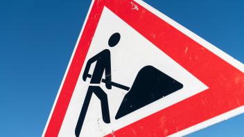 Verkehrszeichen Achtung Baustelle. *** Road sign Attention road works