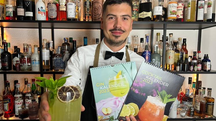 Konrad Setzepfandt präsentiert seine Cocktail-Jahreskalender für 2023