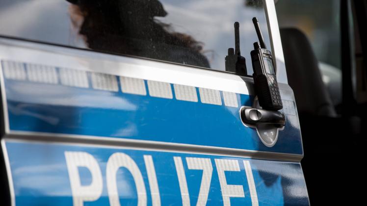 Schriftzug Polizei auf der Seitentüre eines VW Transporters der Polizei NRW mit einem abgestelltem F