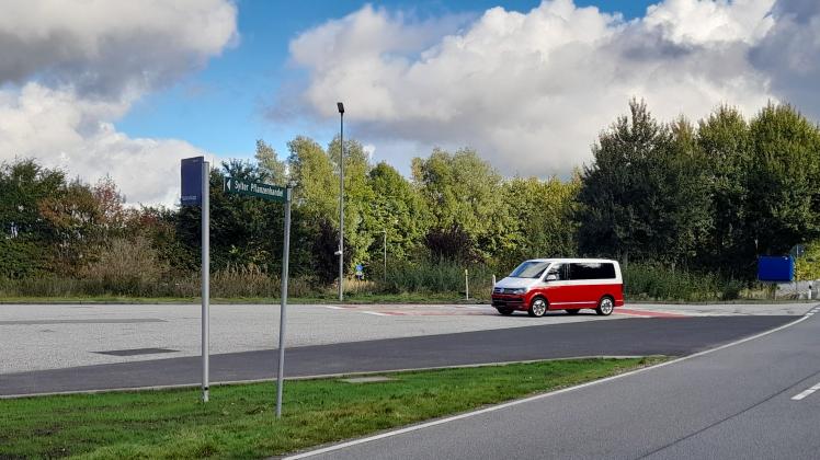 Ein Kleinbus steht am 30.9.2022 an der verbreiterten Zufahrt zur Autoverladung nach Sylt in Niebüll.