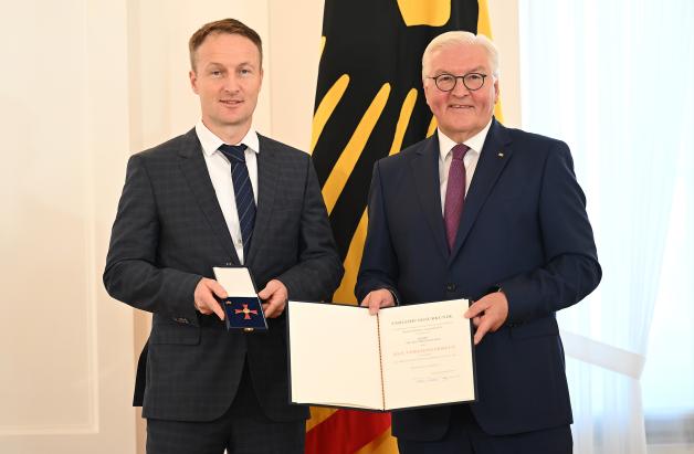 Der Bundespräsident (rechts) überreicht die Auszeichnung an den Astronauten Matthias Maurer. Der Bundespräsident (rechts) überreicht die Auszeichnung an den Astronauten Matthias Maurer.
