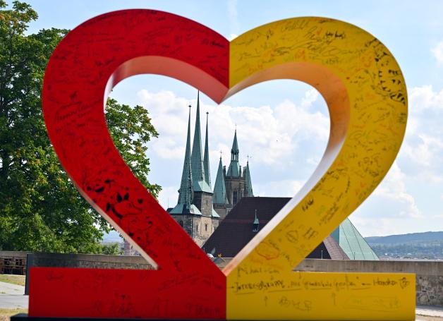 Ein Herz, gebildet aus der Jahreszahl 22, symbolisiert den Tag der Deutschen Einheit in Erfurt.