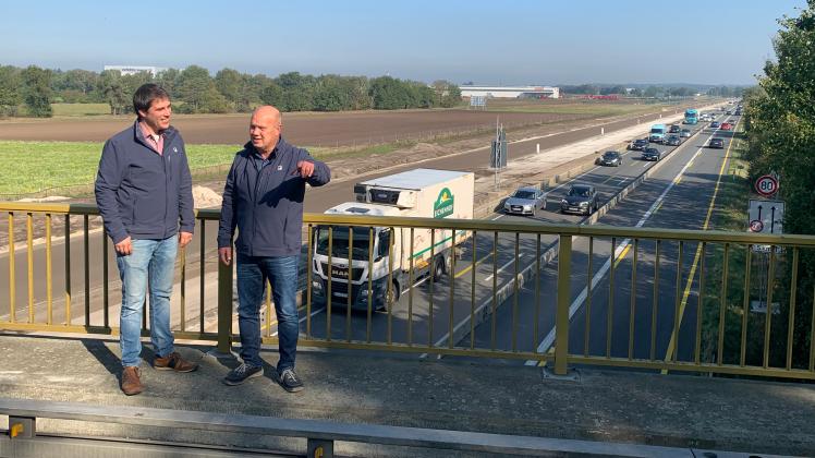 Besprachen die Baupläne vor Ort: Die Niedersachsenpark-GmbH-Vertreter Uwe Schumacher und Matthias Meyer (l.) auf der Brücke am Riester Damm. Unter dieser läuft der Verkehr der A1. 