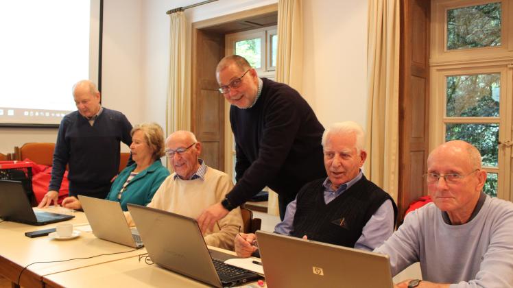 Manfred Freymuth, Der ehrenamtliche IT-Experte beübt Senioren am Umgang mit PCs.