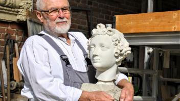 Guntram Kretschmar hütet auf seinem Gehöft das Gipsmodell jenes Kopfes, den der Bildhauer für die Muse Klio in Potsdam-Sanssouci neu erschuf. 