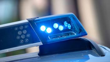 Blaulicht, Polizei, 23.09.2022 Deutschland, München, 23.09.2022, Blaulicht, Polizeifahrzeug beim Absperren einer Seitens