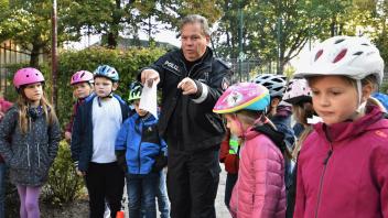 Polizeioberkommissar Torsten Blume erklärt den Kindern der Grundschule Bookholzberg den Parcours. Doch vor Fahrtantritt stehen noch zwei wichtige Dinge auf dem Plan.