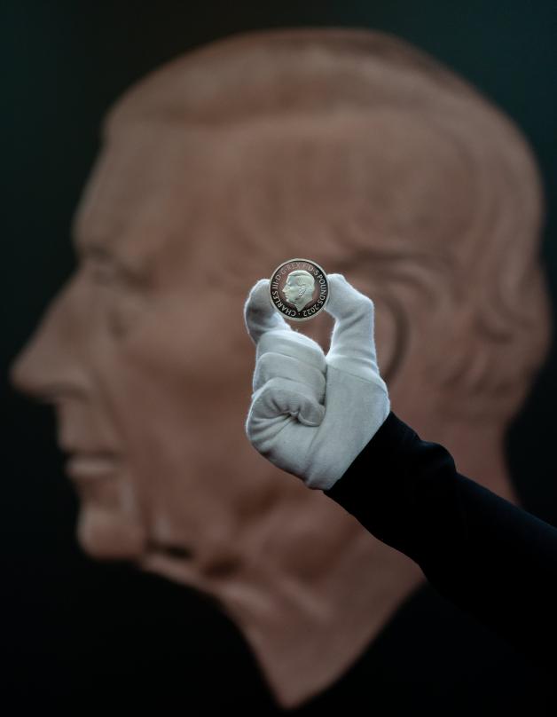 Das ist das offizielle Bild von König Charles III., was im Land Großbritannien für Münzen und Scheine verwendet werden kann.