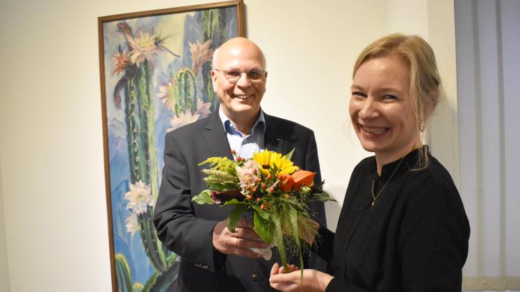Blumen vor dem Kakteen-Bild: Katharina Gräber mit Jürgen Teifke im Wenzel-Hablik-Museum Itzehoe.