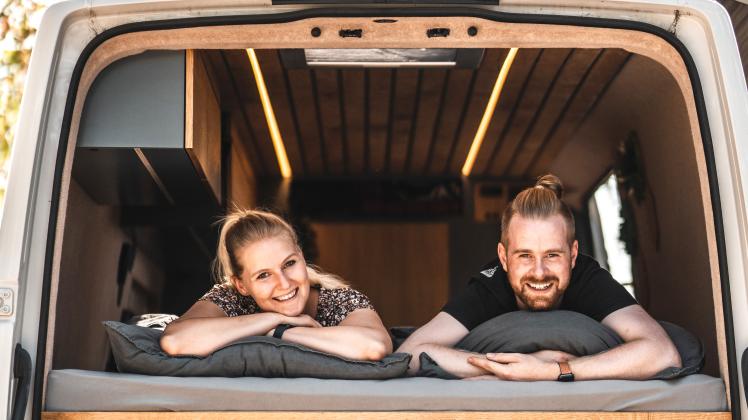 Veronika Fischer und Marcel Ladiges aus Wedel haben ihren VW Crafter selbst zum Wohnmobil umgebaut.