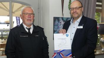 Bürgermeister Rolf Apfeld überreichte dem aus dem Dienst scheidenden Führer der Feuerwehr Glückstadt, Ties Tießen, die Dankurkunde. 